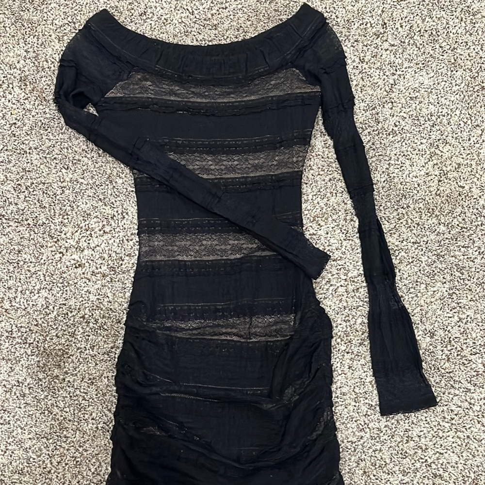 BCBG MAXARIA OFF THE SHOULDER FITTED DRESS.